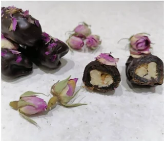 خرماشکلاتی با مغزی بادام و روکش گل سرخ