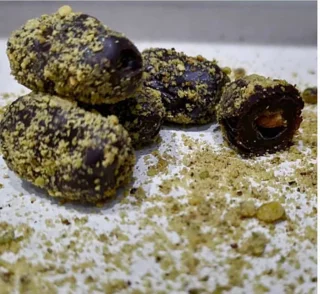 خرماشکلاتی با مغزی پسته و روکش پودر پسته