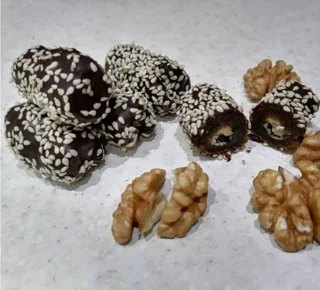 خرماشکلاتی با مغزی گردو و روکش کنجد